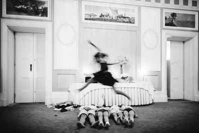 menino conhece menina